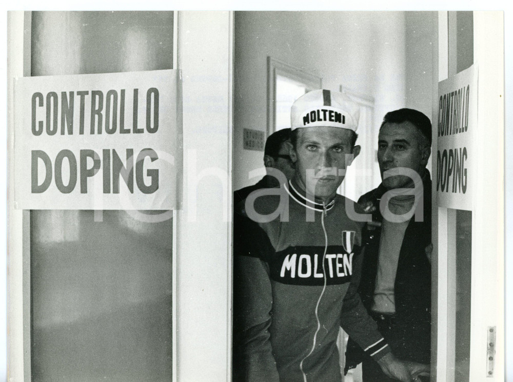 1968 CICLISMO GIRO D'ITALIA SAINT-VINCENT Gianni MOTTA dopo controllo antidoping Fotografia d'epoca con didascalia coeva.  CONDIZIONI: FAIR (bassa qualit&agrave; di stampa e lievi difetti di stampa) FORMATO: 24x18 cm     originale e autentica 1