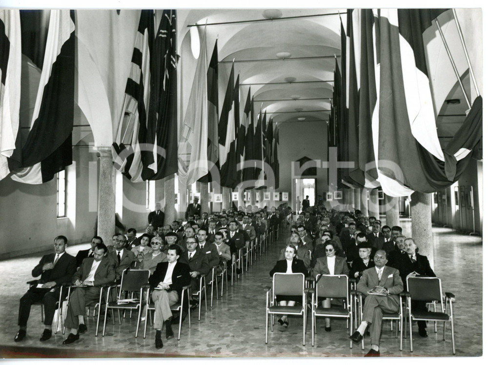 1957 MILANO Convegno per lo sviluppo relazioni con la Cina - Veduta della sala Fotografia d'epoca con didascalia coeva.  CONDIZIONI: G (ma sovraimpressione al margine inferiore) FORMATO: 18x13 cm     originale e autentica 1
