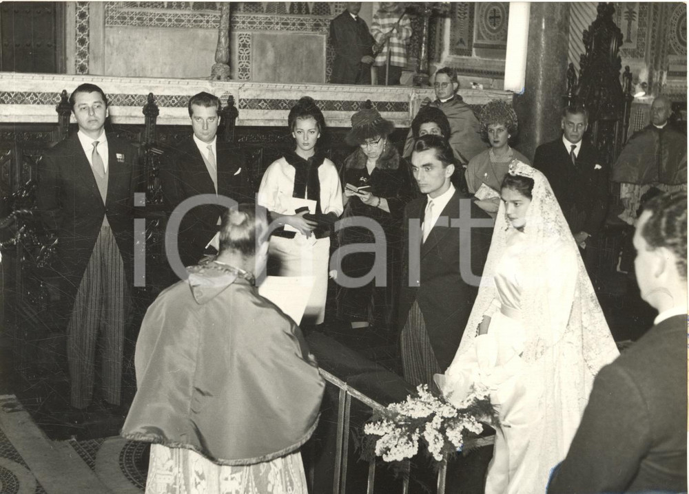 1961 PALERMO Nozze Rosemarie TASCA - Antonello RUFFO DI CALABRIA *Foto Fotografia d'epoca, con didascalia coeva al verso.Tra gli invitati, si notano i principi Paola e Alberto di Liegi. CONDIZIONI: FAIR (sbrecciatura al margine sinistro)FORMATO: 18x13 cm    originale e autentica 1