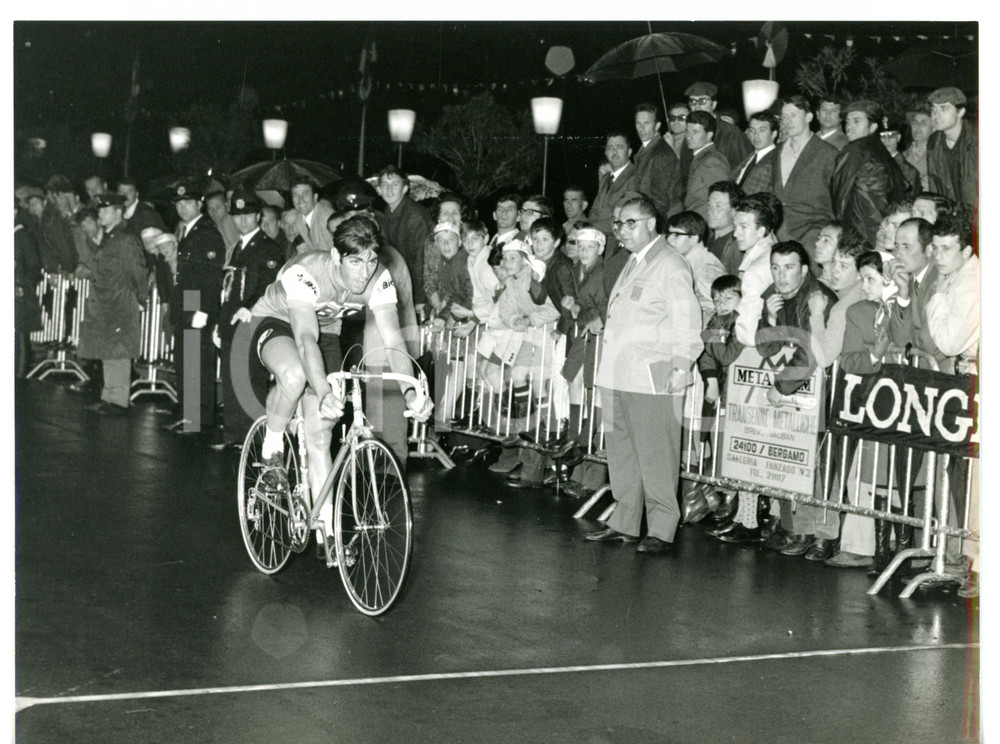 1968 CICLISMO GIRO D'ITALIA Charly GROSSKOST nella tappa a cronometro *Foto  Fotografia d'epoca con didascalia coeva.  CONDIZIONI: G FORMATO: 24x18 cm     originale e autentica 1