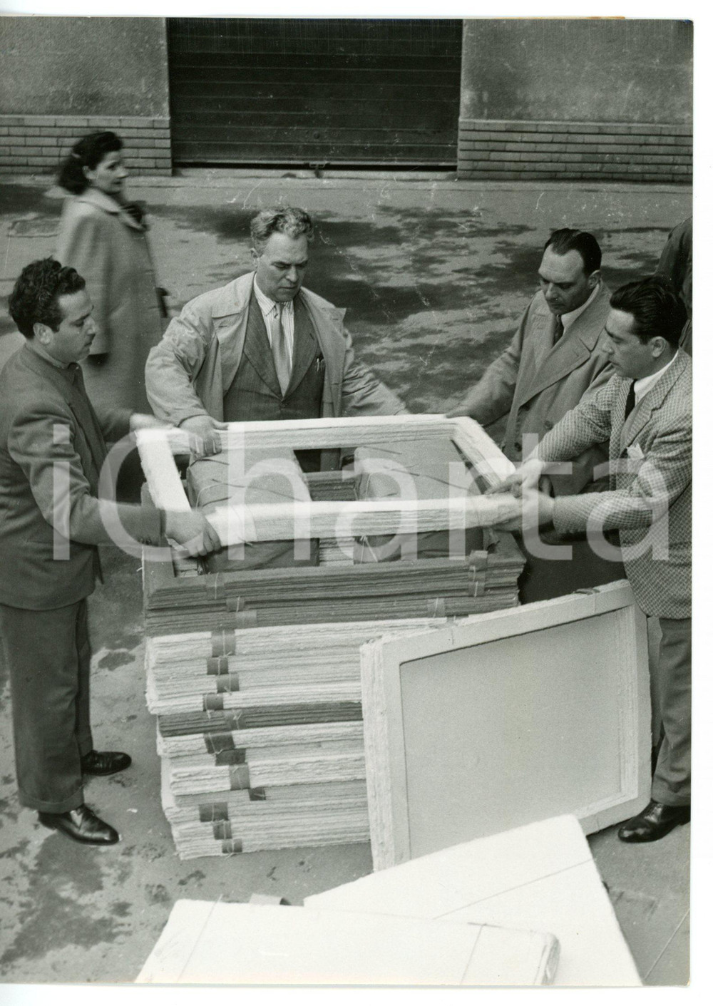 1955 ca MILANO Guardia di Finanza sequestra carico di sigarette di contrabbando  Fotografia d'epoca con didascalia coeva.  CONDIZIONI: G (ma lievi difetti di stampa) FORMATO: 13x18 cm     originale e autentica 1