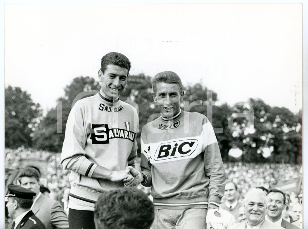 1967 CICLISMO GIRO D'ITALIA Milano - Felice GIMONDI e Jacques ANQUETIL *Foto Fotografia d'epoca con didascalia coeva.  CONDIZIONI: G (ma minimi difetti di stampa) FORMATO: 24x18 cm     originale e autentica 1