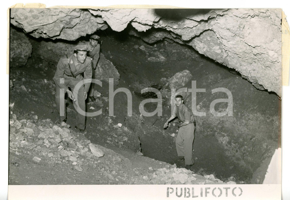 1955 ca PALERMO - BOCCADIFALCO Guardia di Finanza perlustra una grotta *Foto Fotografia d'epoca con didascalia coeva.  CONDIZIONI: G FORMATO: 18x13 cm     originale e autentica 1