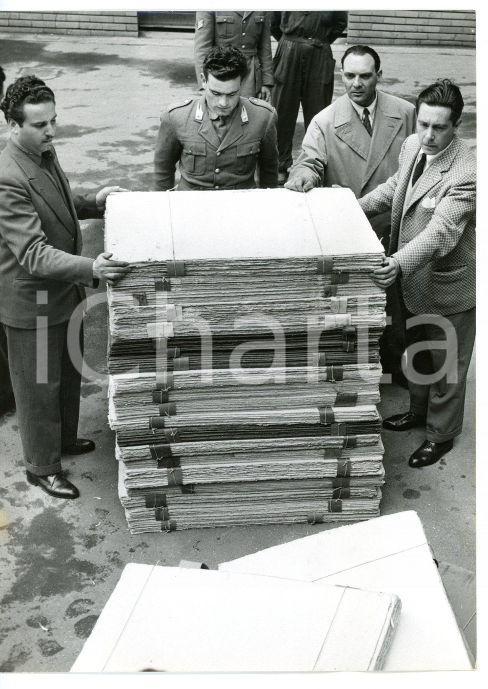 1955 ca MILANO Guardia di Finanza sequestra cassa di sigarette di contrabbando  Fotografia d'epoca.  CONDIZIONI: G (ma lievi sovraimpressioni) FORMATO: 13x18 cm     originale e autentica 1