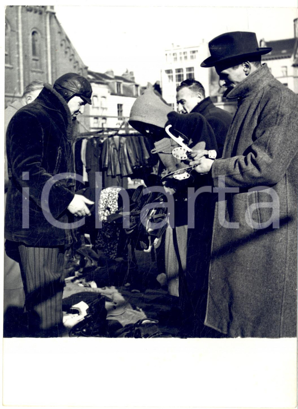 1954 BRUXELLES Vieux MarchÃ© - Marchand d'occasion fait ses affaires *Photo Fotografia d'epoca con didascalia coeva.  CONDIZIONI: G (ma lieve piegatura angolare) FORMATO: 13x18 cm    originale e autentica 1