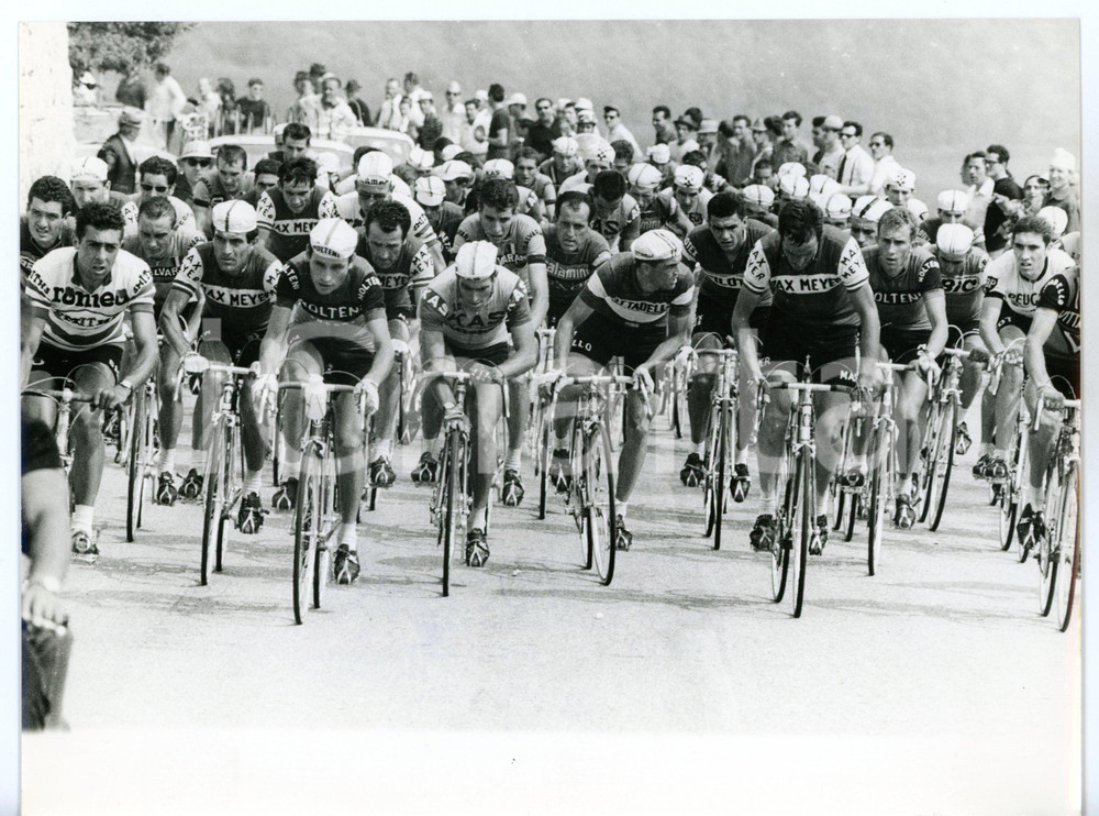 1967 CICLISMO GIRO D'ITALIA Verona-Vicenza - Passaggio del gruppo da ERBEZZO Fotografia d'epoca con didascalia coeva.  CONDIZIONI: FAIR (piegatura all'angolo superiore destro) FORMATO: 24x18 cm     originale e autentica 1