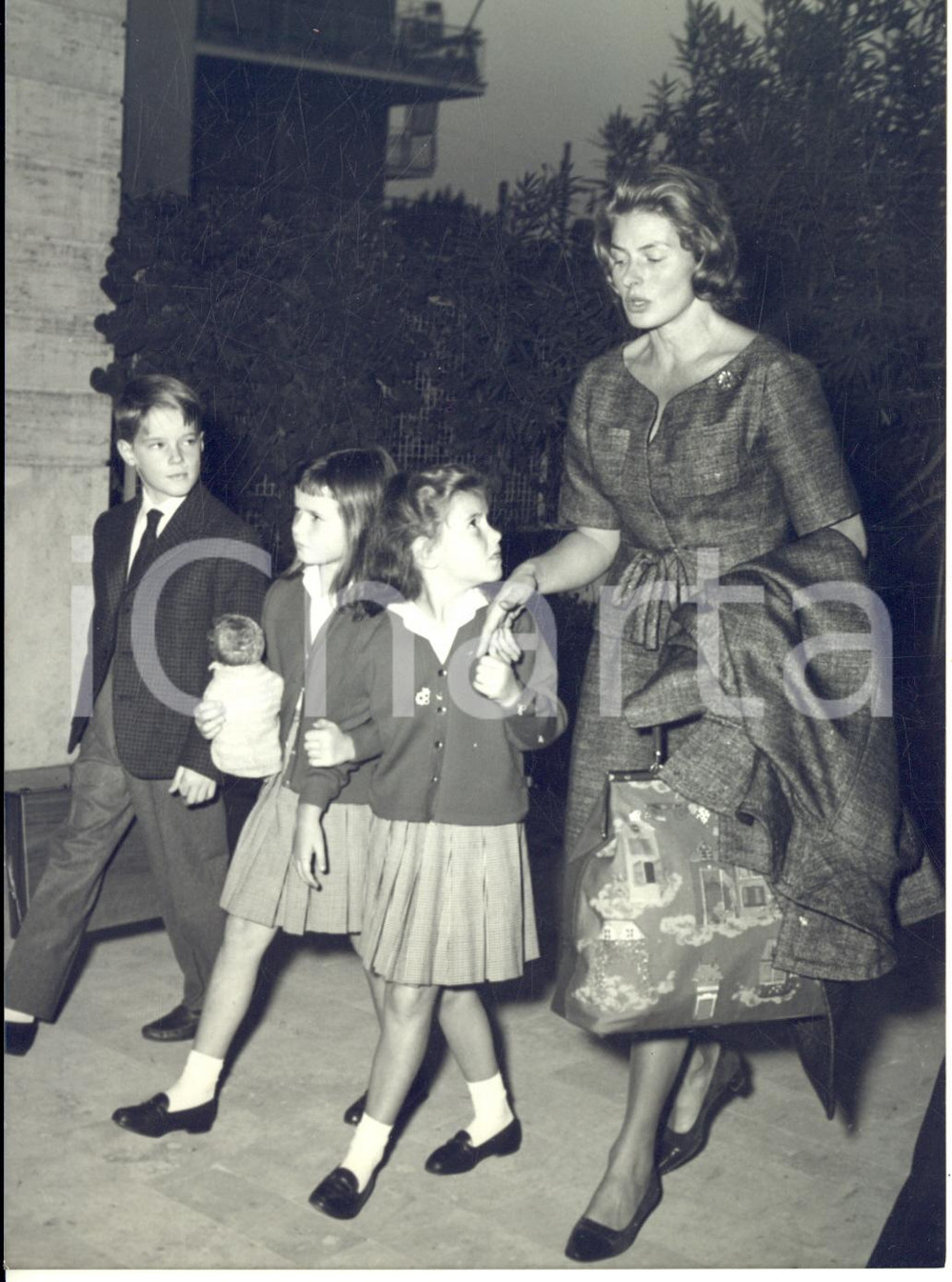 1959 ROMA Viale Buozzi - Ingrid BERGMAN esce di casa con i figli *Foto 13x18