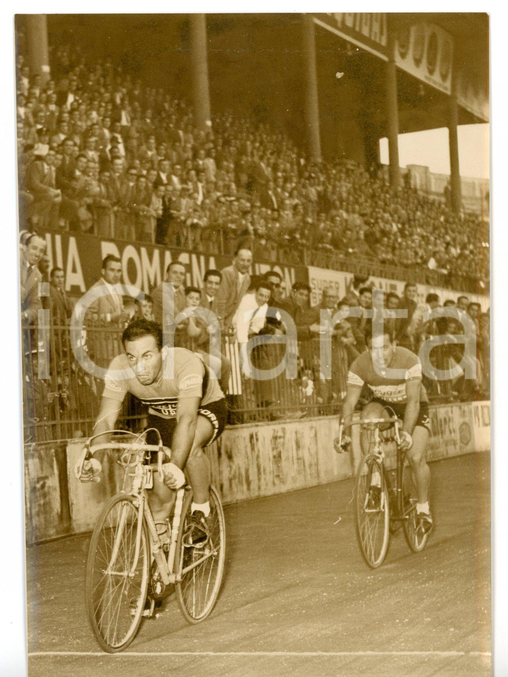1955 ca CICLISMO - GIRO DELL'EMILIA Nino DEFILIPPIS taglia il traguardo *Foto