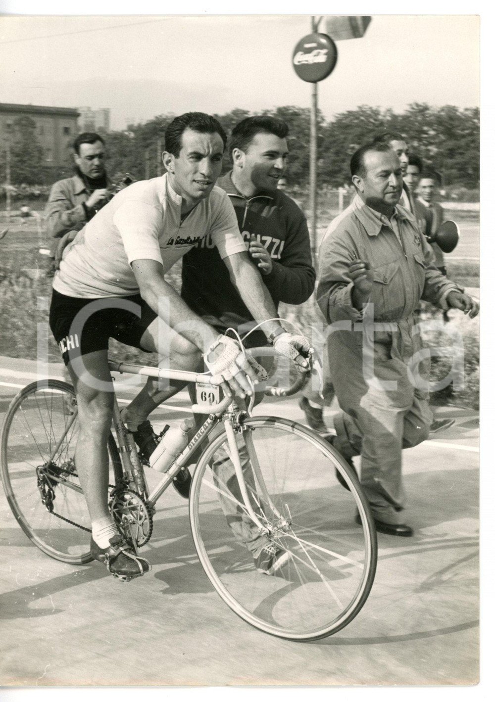 1957 CICLISMO GIRO D'ITALIA - NAPOLI Nino DEFILIPPIS maglia rosa *Foto 13x18 cm Fotografia d'epoca con didascalia coeva.  CONDIZIONI: G (ma lievi difetti di stampa) FORMATO: 13x18 cm     originale e autentica 1