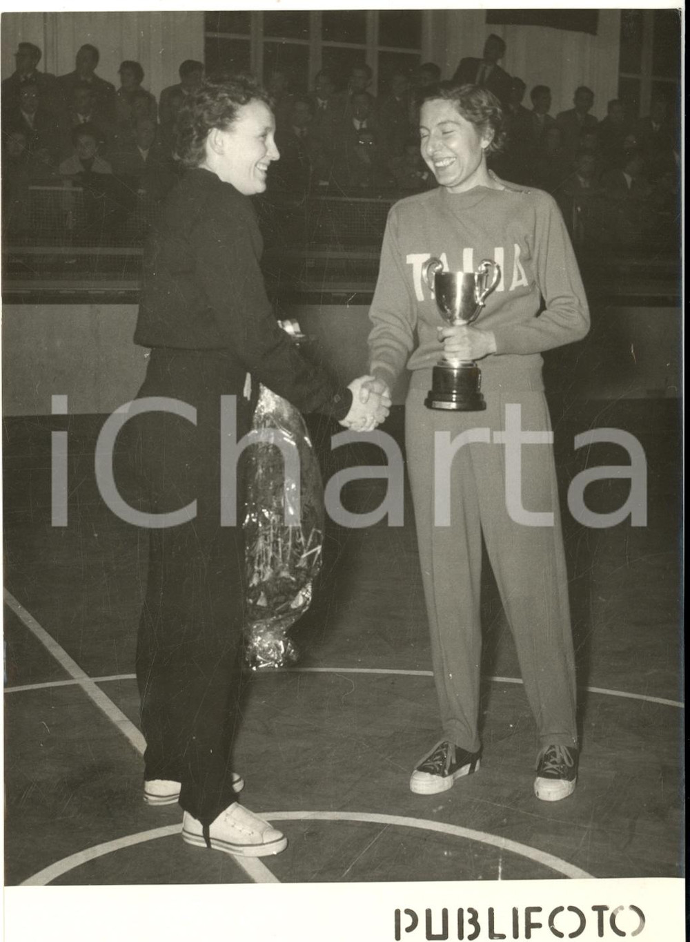 1954 NAPOLI BASKET FEMMINILE Incontro ITALIA-BELGIO 51-50 Premiazione - Foto