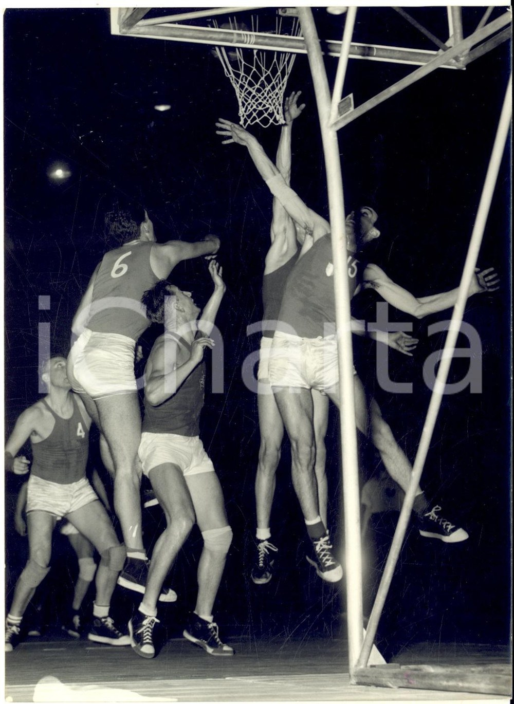 1954 MILANO BASKET III Trofeo MAIRANO - CECOSLOVACCHIA-ITALIA - Foto 13x18 cm Fotografia d'epoca con didascalia coeva al verso.  CONDIZIONI: G (ma lieve sovraimpressione circolare) FORMATO:  13x18 cm    originale e autentica 1