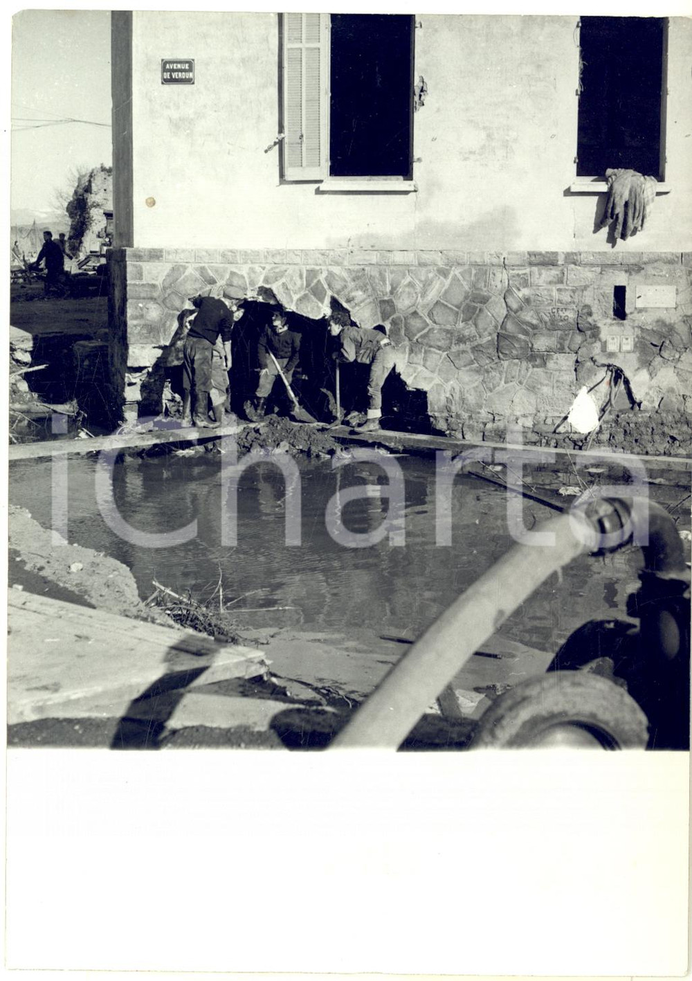 1959 Catastrophe de FREJUS - Equipes évacuent l'eau des rues *Photo 13x18 cm