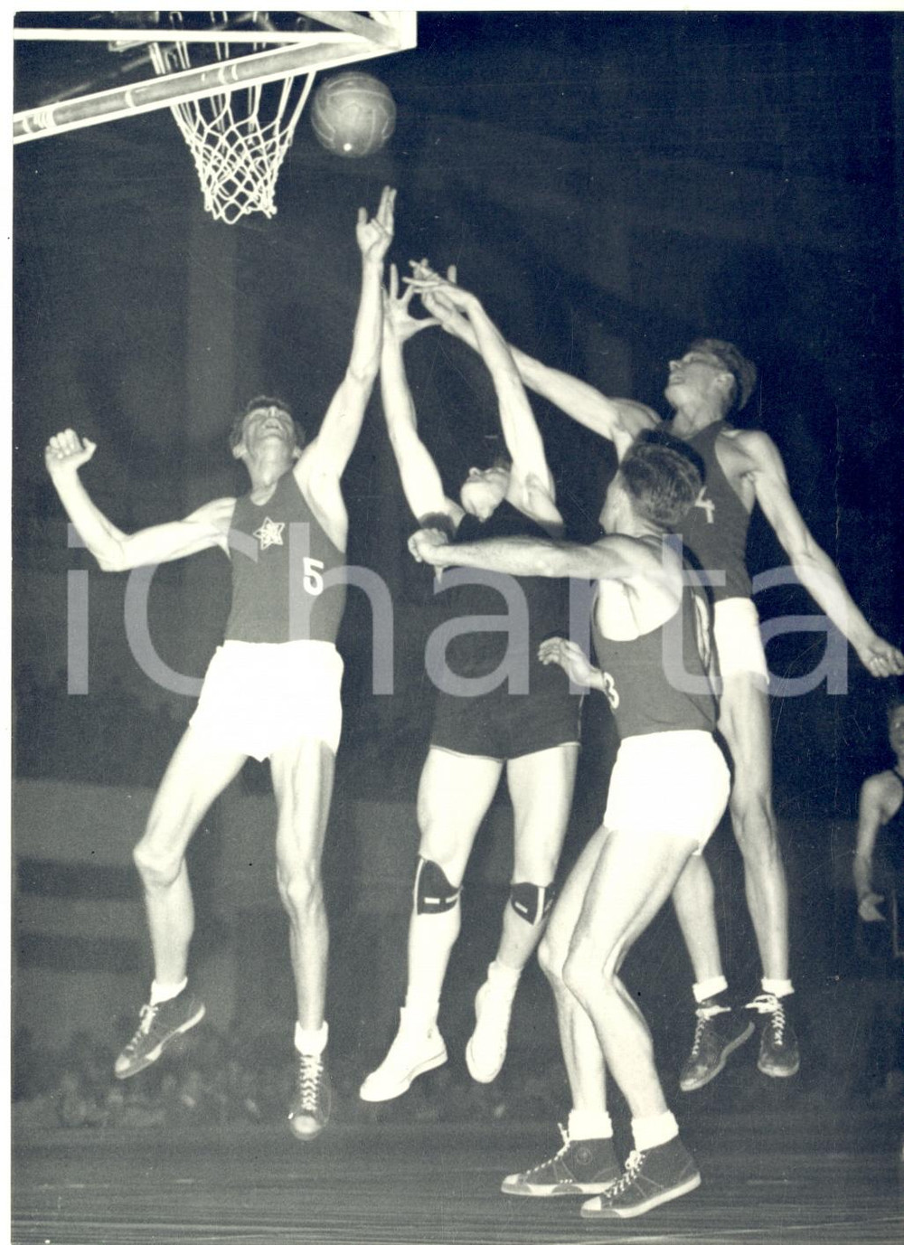 1954 MILANO BASKET III Trofeo MAIRANO - BELGIO - CECOSLOVACCHIA *Foto 13x18 cm Fotografia d'epoca con didascalia coeva al verso.  CONDIZIONI: FAIR (lieve sovraimpressione al lato destro) FORMATO:  13x18 cm    originale e autentica 1
