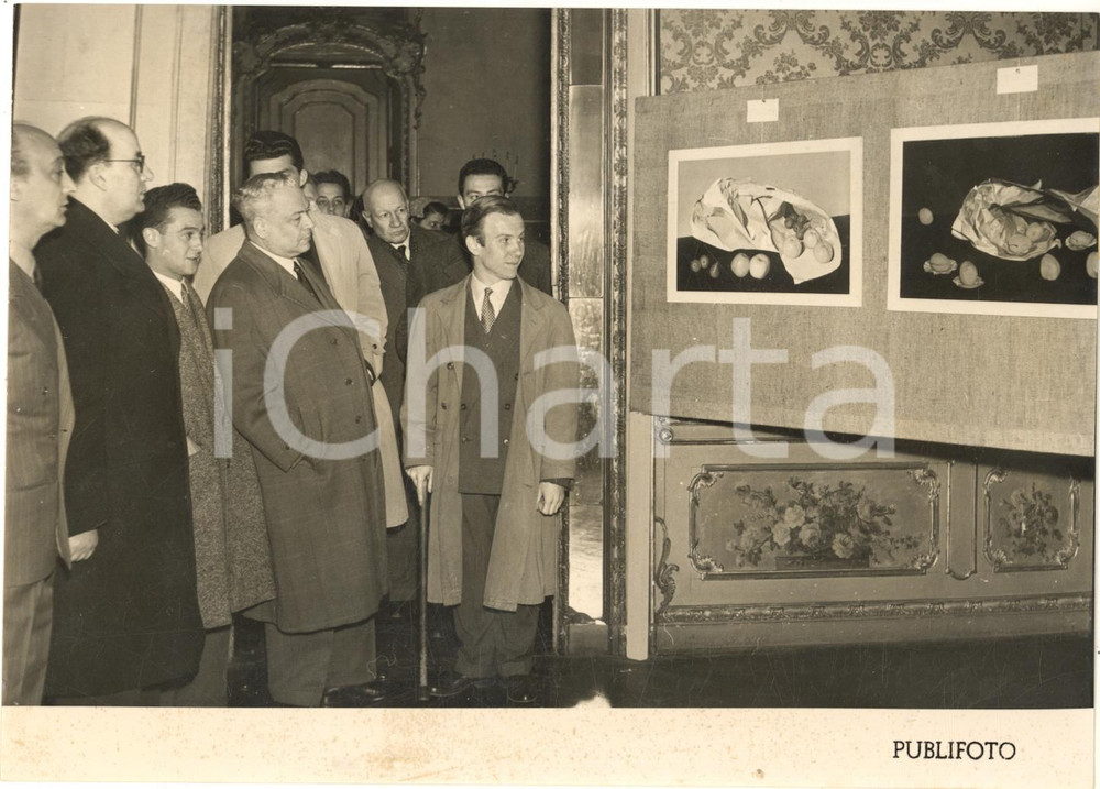 1953 TORINO Inaugurazione mostra "Incontri della gioventÃ¹" - Foto 18x13 cm Fotografia d'epoca con didascalia coeva al verso.  CONDIZIONI: FAIR (bruniture al margine inferiore) FORMATO:  18x13 cm    originale e autentica 1