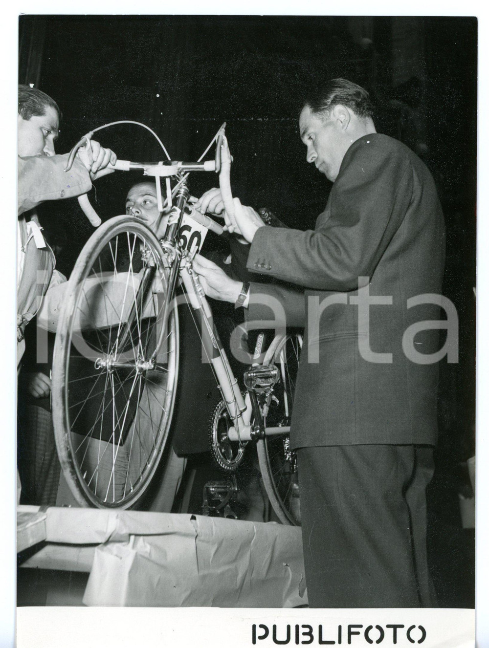 1955 ca CICLISMO ROMA Ludwig HORMANN alla punzonatura *Foto 13x18 cm Fotografia d'epoca con didascalia coeva.  CONDIZIONI: FAIR (piegatura al margine inferiore) FORMATO: 13x18 cm     originale e autentica 1