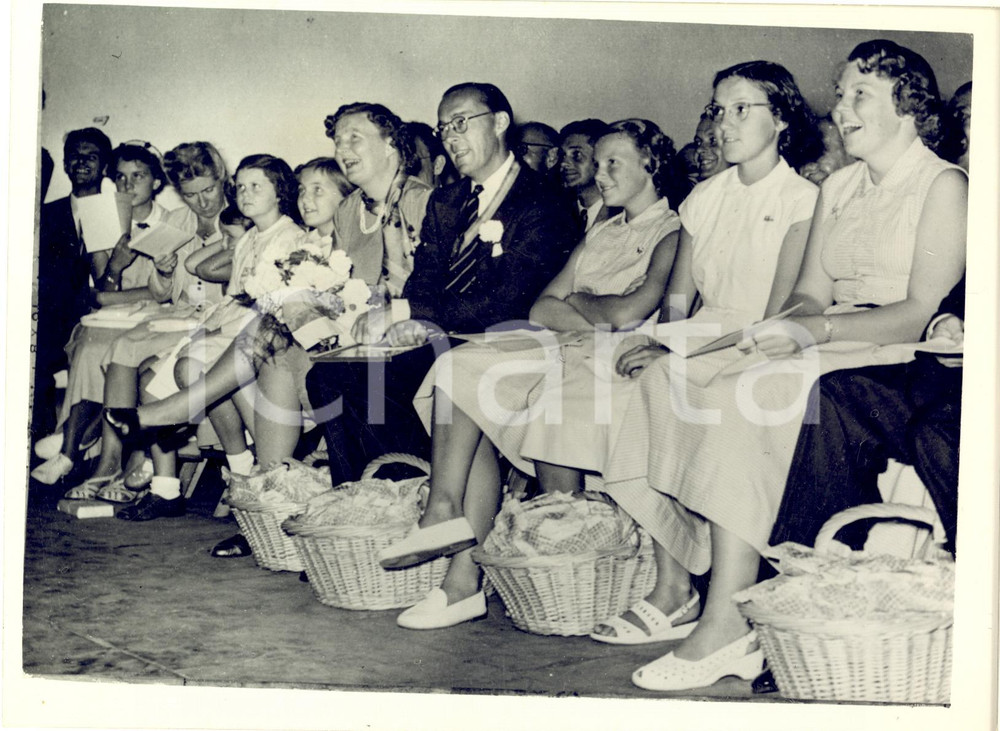 1953 THE HAGUE Royal Family amused by the artist at Dutch CARNIVAL *Photo Fotografia d'epoca con didascalia coeva.  CONDIZIONI: G (ma lieve difetto di stampa) FORMATO: 20x15 cm    originale e autentica 1