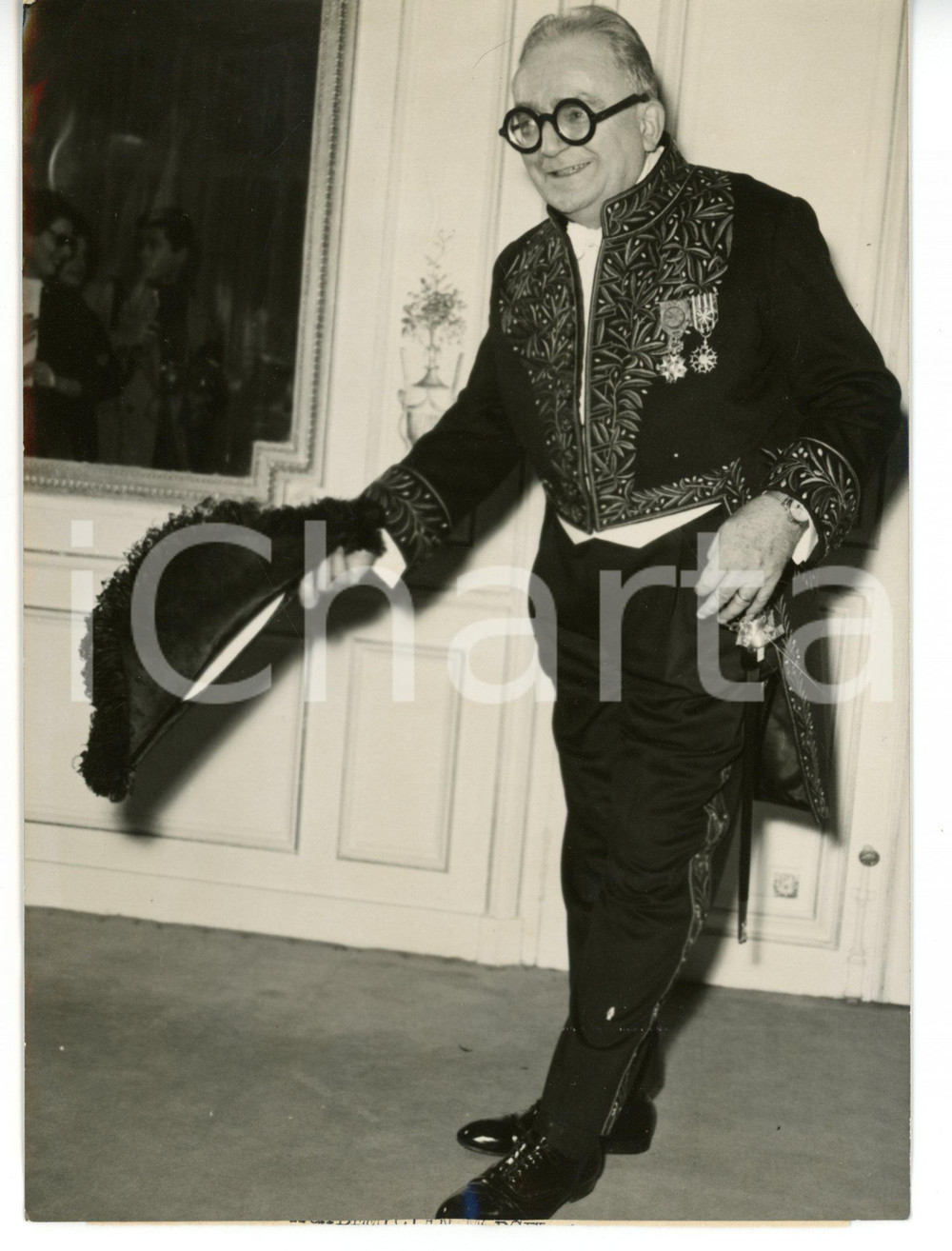 1959 PARIS Marcel ACHARD en tenue d'AcadÃ©micien chez le couturier Pierre CARDIN Fotografia d'epoca con didascalia coeva.  CONDIZIONI: G (ma lieve ondulatura al margine inferiore) FORMATO: 13x18 cm      originale e autentica 1