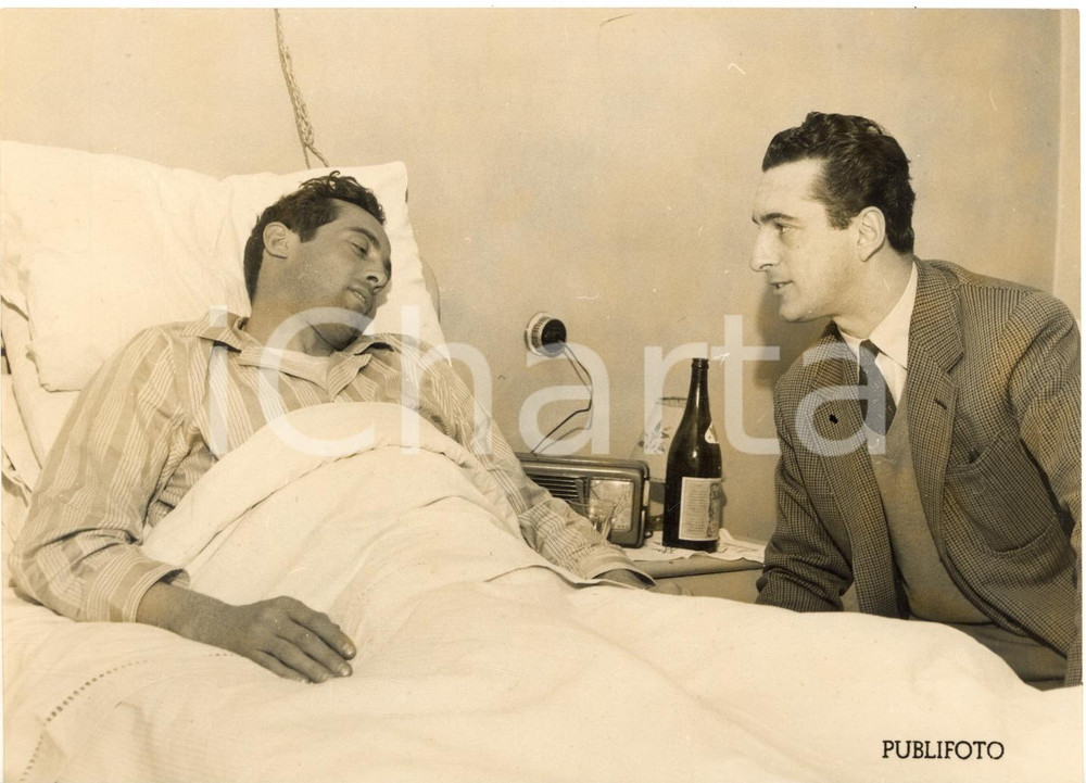 1953 TORINO Calciatore Pasquale VIVOLO operato di appendicite - Foto 18x13 cm Fotografia d'epoca con didascalia coeva.  CONDIZIONI: FAIR (piegature al margine inferiore; lievi aloni)FORMATO: 18x13 cm     originale e autentica 1