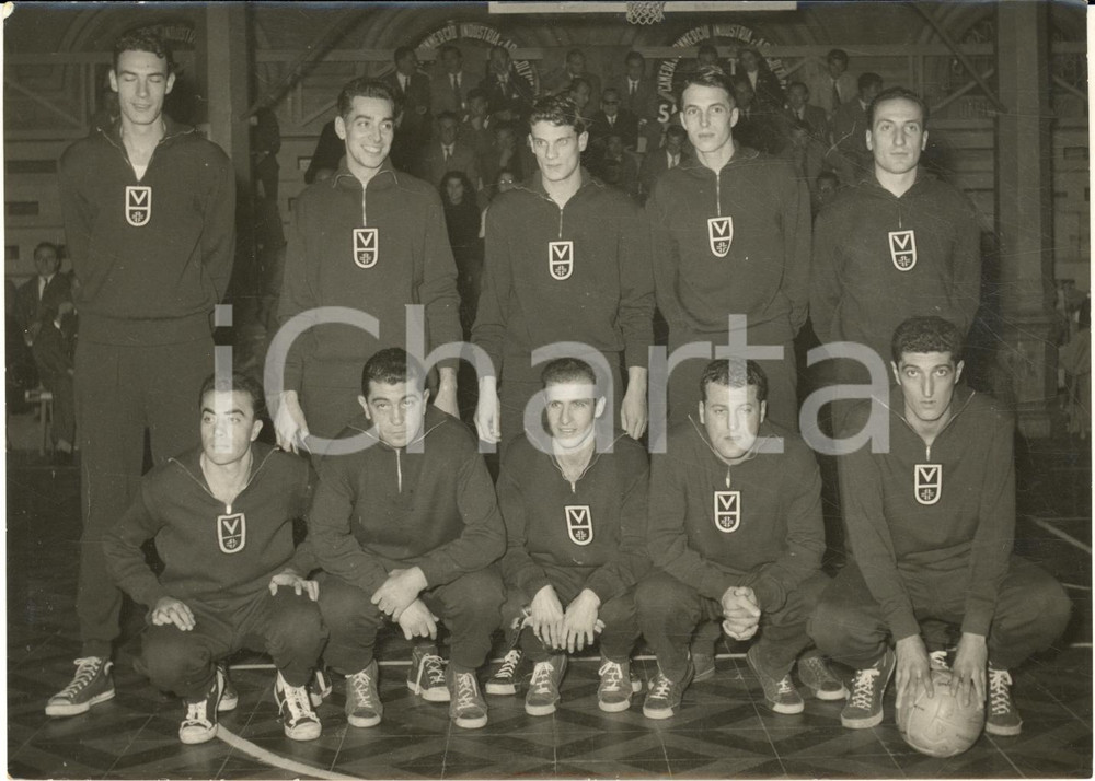 1955 ca BOLOGNA BASKET SERIE A La squadra VIRTUS - Fotografia 18x13 cm Fotografia d'epoca con didascalia coeva al verso.  CONDIZIONI: G (ma minima sbrecciatura angolare) FORMATO:  18x13 cm    originale e autentica 1