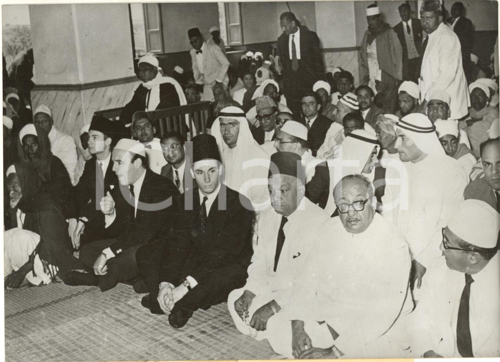 1959 ASWAN  Late AGA KHAN tranferred to the mausoleum - The ceremony *Photo Fotografia d'epoca, con didascalia coeva al verso, che ritrae i familiari del defunto Aga Khan alla cerimonia, tra i quali i principi Amin e Sadruddin. CONDIZIONI: GFORMATO: 18x13 cm     originale e autentica 1
