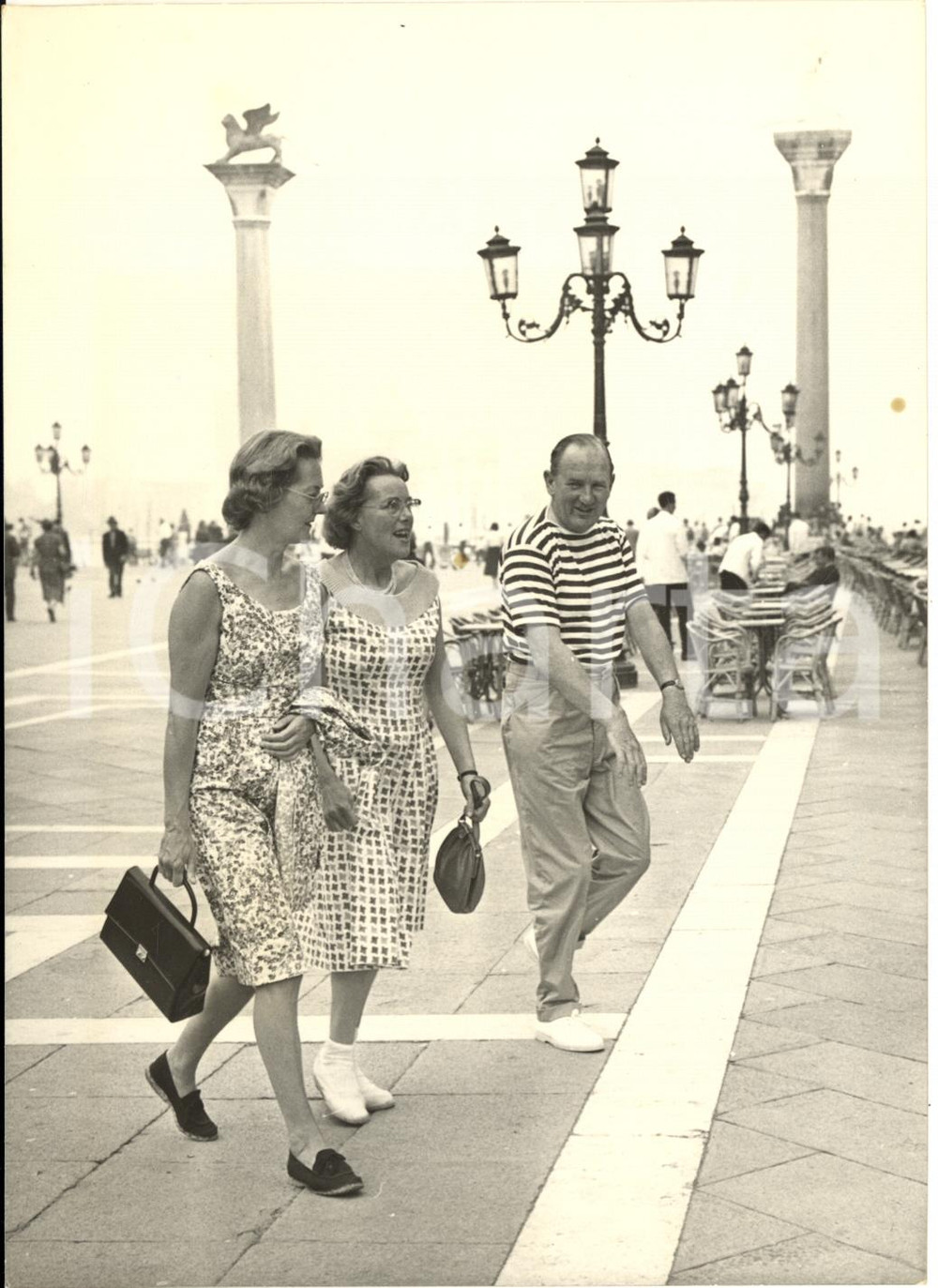 1959 VENEZIA Arrivo Barbara YARDE-BULLER madre dell'AGA KHAN - Foto 13x18 cm Fotografia d'epoca con didascalia coeva.  CONDIZIONI: FAIR (lieve impressione circolare e minimo residuo centrale)FORMATO: 13x18 cm     originale e autentica 1