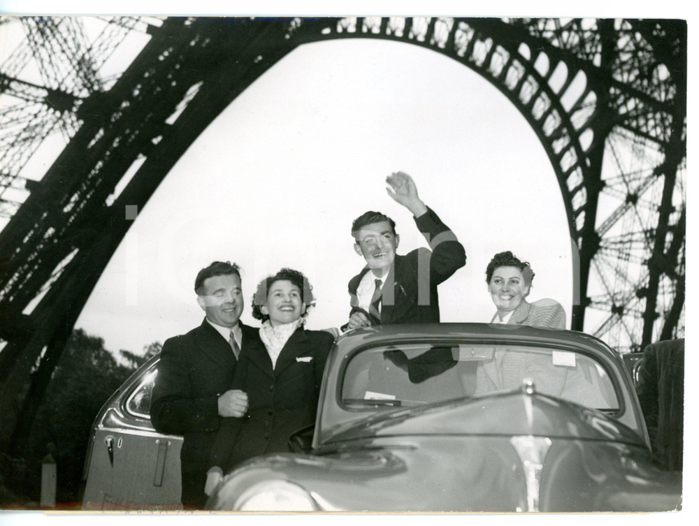 1953 PARIS Muratore Emile WARIN 25.000.000 visitatore della TOUR EIFFEL *Foto Fotografia d'epoca con didascalia coeva.  CONDIZIONI: G (ma lieve ondulatura ai margini) FORMATO: 18x13 cm     originale e autentica 1