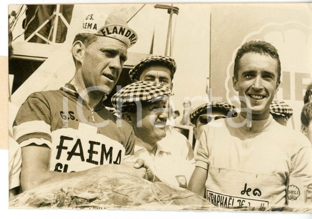 1962 CICLISMO TOUR DE FRANCE SAINT-NAZAIRE Hubert ZILVERBERG Albertus GELDERMANS Fotografia d'epoca con didascalia coeva.  CONDIZIONI: FAIR (alone diffuso; mancanza di pellicola al margine destro; rifilatura al margine inferiore) FORMATO: 18x13 cm     originale e autentica 1