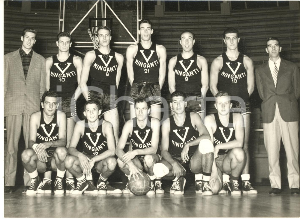 1955 ca BOLOGNA BASKET SERIE A La squadra VIRTUS MINGANTI - Fotografia 18x13 cm Fotografia d'epoca con didascalia coeva al verso.  CONDIZIONI: G (ma lieve sovraimpressione) FORMATO:  18x13 cm    originale e autentica 1
