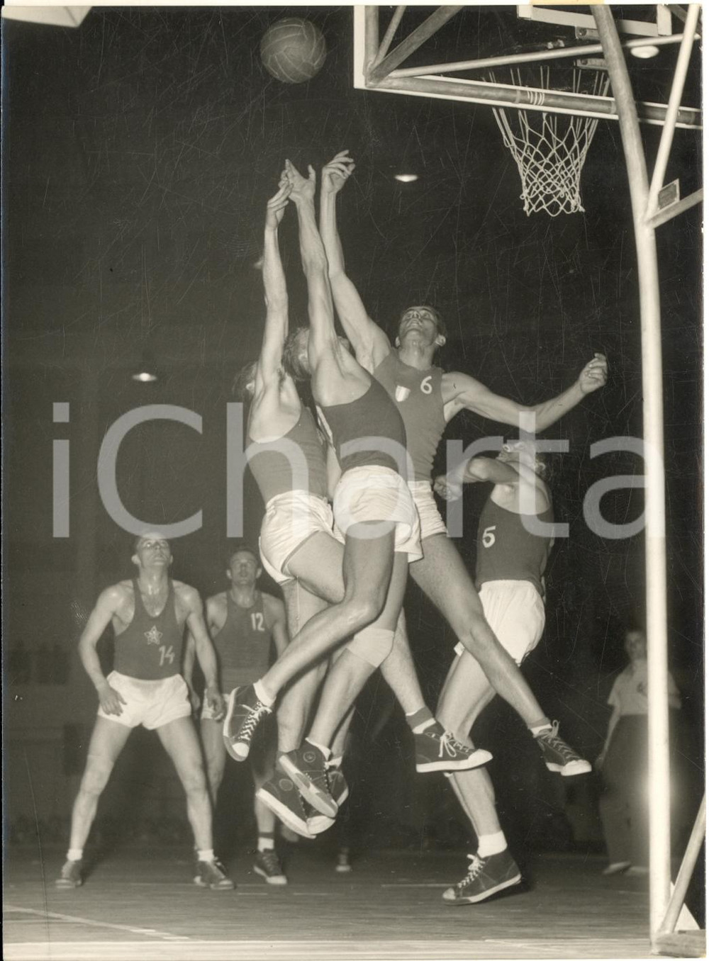 1954 MILANO BASKET III Trofeo MAIRANO - CECOSLOVACCHIA-ITALIA *Foto 13x18 cm Fotografia d'epoca con didascalia coeva al verso.  CONDIZIONI: G (ma lieve sovraimpressione circolare) FORMATO:  13x18 cm    originale e autentica 1