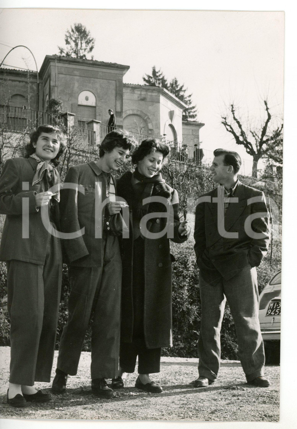 1956 SUNA DI VERBANIA Colonia EDISON "Ettore Motta" Giovani profughi ungheresi  Fotografia d'epoca con didascalia coeva.  CONDIZIONI: G FORMATO: 13x18 cm     originale e autentica 1