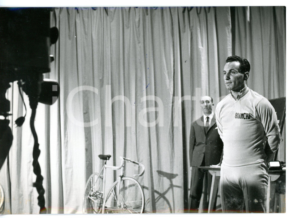1956 RAI TELEMATCH Ciclista Nino DEFILIPPIS in trasmissione *Fotografia 18x13 cm Fotografia d'epoca con didascalia coeva.  CONDIZIONI: G (ma minime macchie) FORMATO: 18x13 cm     originale e autentica 1
