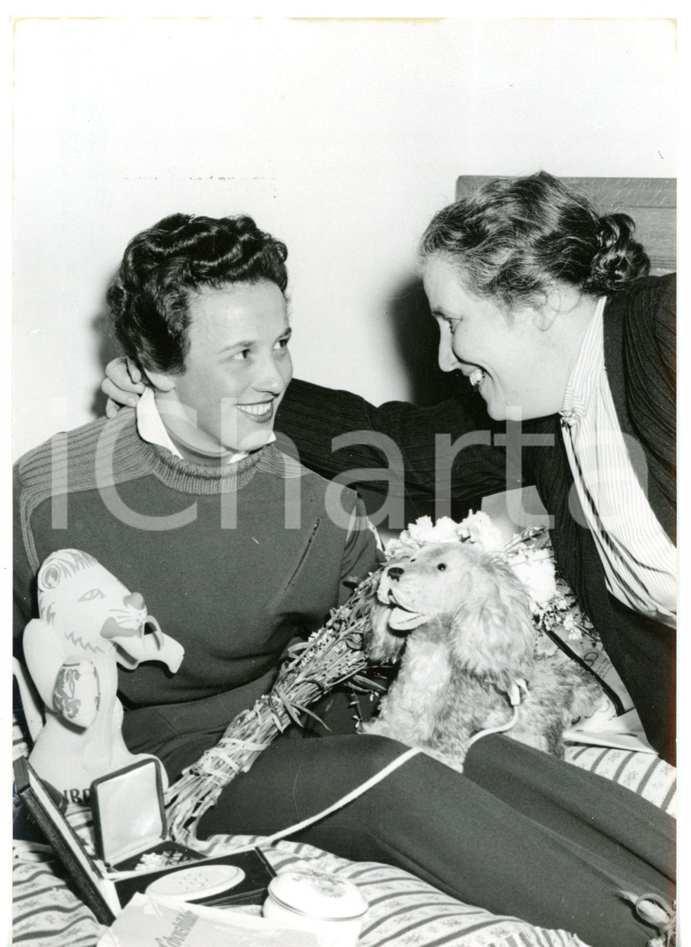 1956 CORTINA OLIMPIADI INVERNALI - SCI Rosa "Ossi" REICHERT vincitrice SLALOM  Fotografia d'epoca con didascalia coeva.  CONDIZIONI: G (ma lieve sovraimpressione al margine sinistro) FORMATO: 13x18 cm     originale e autentica 1
