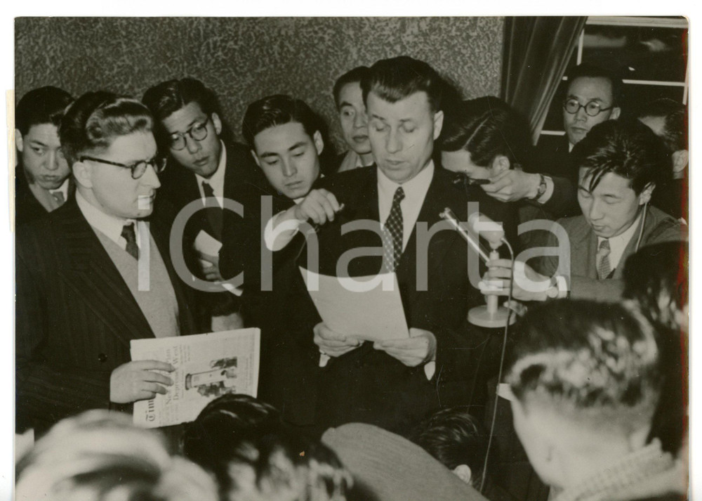 1954 TOKYO Ambasciatore russo dichiara il rapimento di Yuri A. RASTOVOROV *Foto Fotografia d'epoca con didascalia coeva.  CONDIZIONI: FAIR (bassa qualit&agrave; di stampa e lieve piegatura al margine sinistro) FORMATO: 18x13 cm     originale e autentica 1