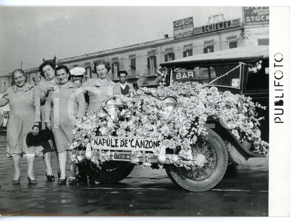 1955 ca NAPOLI Pellegrinaggio alla Madonna di Montevergine su auto floreale Fotografia d'epoca con didascalia coeva.  CONDIZIONI: FAIR (difetti di stampa) FORMATO: 18x13 cm     originale e autentica 1
