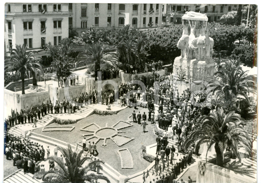 1958 ALGERI PAVOIS Charles DE GAULLE rende omaggio ai caduti della Grande Guerra Fotografia d'epoca con didascalia coeva.  CONDIZIONI: G FORMATO: 21x15 cm     originale e autentica 1