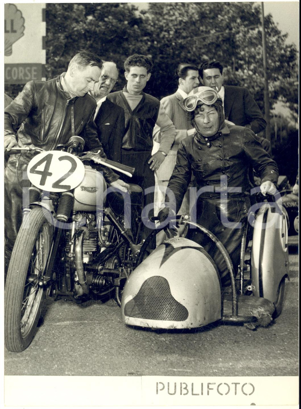 1953 GENOVA MOTOCICLISMO I coniugi MEULEMAN alla partenza - Foto 13x18  Fotografia d'epoca, con didascalia coeva al verso.  CONDIZIONI: FAIR (lieve sovraimpressione circolare e al margine inferiore) FORMATO: 13x18 cm     originale e autentica 1