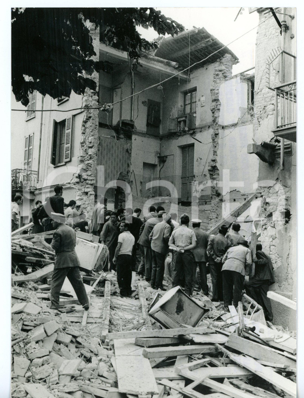 1968 RIVANAZZANO Case devastate da esplosione tubature del gas - Foto 13x18 cm Fotografia d'epoca con didascalia coeva.  CONDIZIONI: G FORMATO: 13x18 cm     originale e autentica 1