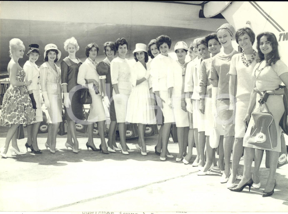 1960 PARIS ORLY Départ de reines de beauté pour "Miss International Beauty"