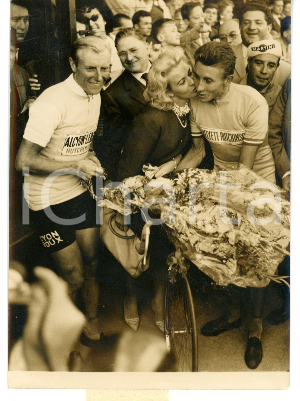 Fotografia d epoca originale 1961 CICLISMO TOUR DE FRANCE PARIS Jacques ANQUETIL e AndrÃ© DARRIGADE all arrivo 1