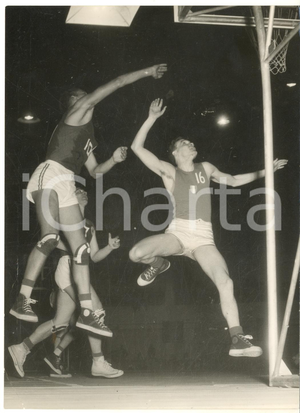 1954 MILANO BASKET Trofeo MAIRANO - Francia batte Italia *Foto 18x13 cm Fotografia d'epoca con didascalia coeva al verso.  CONDIZIONI: FAIR (piegatura angolare e sovraimpressione al lato sinistro) FORMATO:  13x18 cm    originale e autentica 1