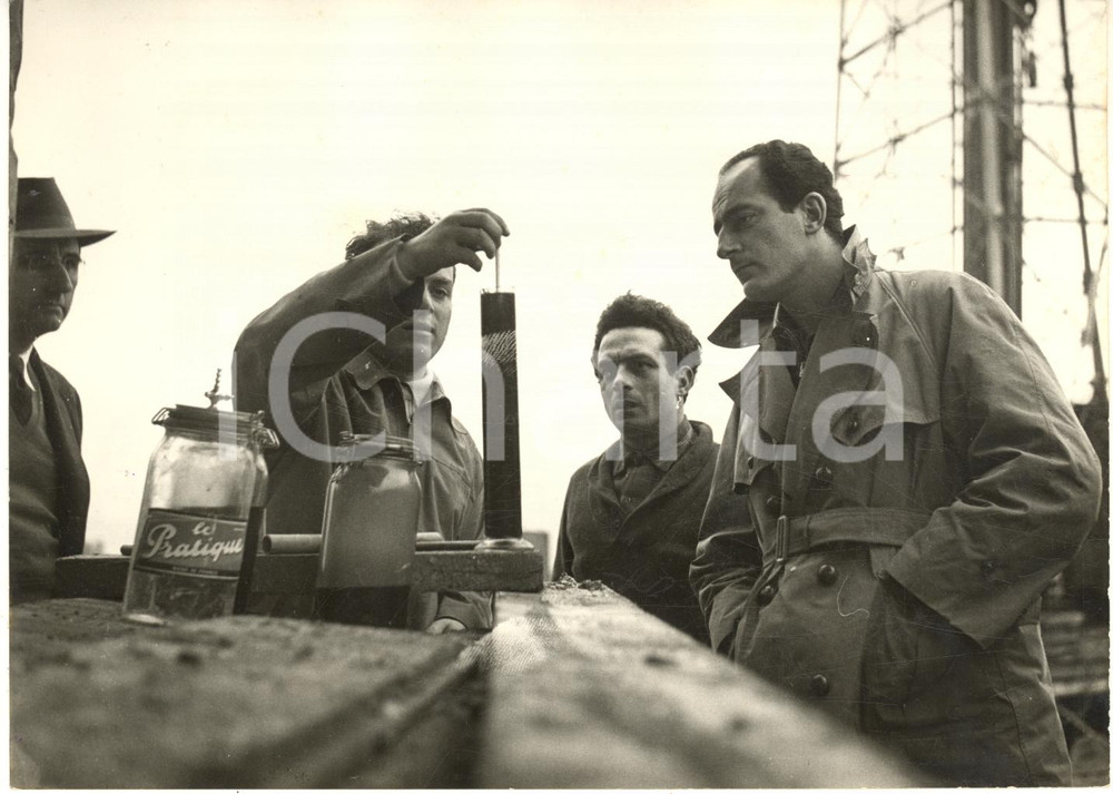 1955 ALANNO Prima estrazione di petrolio - NicolÃ² PIGNATELLI di PETROSUD *Foto Fotografia d'epoca con didascalia coeva.  CONDIZIONI: FAIR (increspature superficiali e difetti di stampa) FORMATO: 18x13 cm     originale e autentica 1
