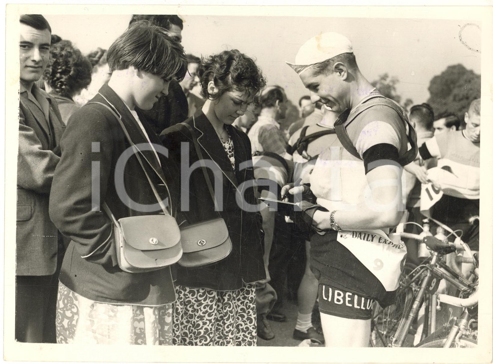 1953 LONDON Britain Cycle Race - Nestor MATHIEU signs autographs *Photo