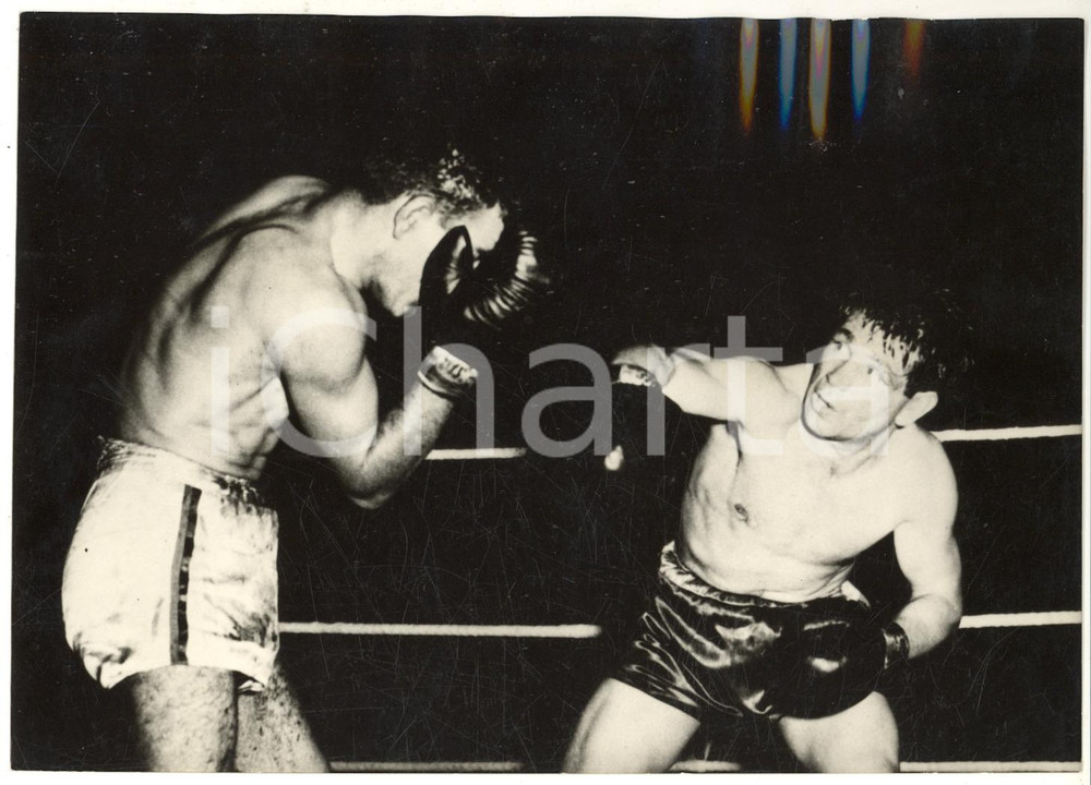 1954 TRIPOLI BOXE Incontro Tiberio MITRI - Kid GAMERO *Foto 18x13 cm Fotografia d'epoca, con didascalia coeva al verso.  CONDIZIONI: G FORMATO: 18x13 cm    originale e autentica 1