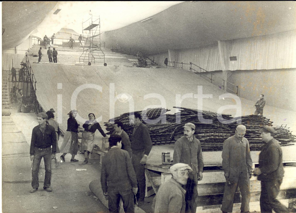 1960 PARIS Salon des Sports - Construction d'une piste pour une Ã©cole de ski Fotografia d'epoca con didascalia coeva.  CONDIZIONI: FAIR (difetti di stampa e ingiallimenti al margine superiore) FORMATO: 18x13 cm    originale e autentica 1