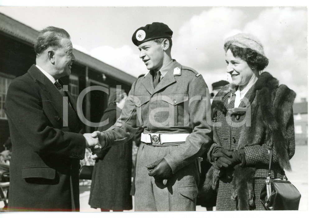 1959 ALDERSHOT OFFICER CADET SCHOOL Harold ALEXANDER congratulates his son Brian Fotografia d'epoca con didascalia coeva.  CONDIZIONI: G FORMATO: 20x13 cm     originale e autentica 1