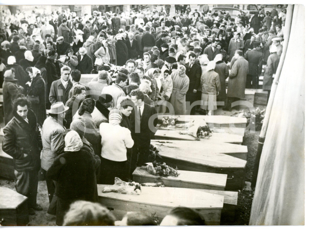 1959 DISASTRO DEL FREJUS Parenti delle vittime rendono omaggio alle salme *Foto Fotografia d'epoca con didascalia coeva.  CONDIZIONI: FAIR (bassa qualit&agrave; di stampa; ondulatura al margine inferiore) FORMATO: 18x13 cm     originale e autentica 1