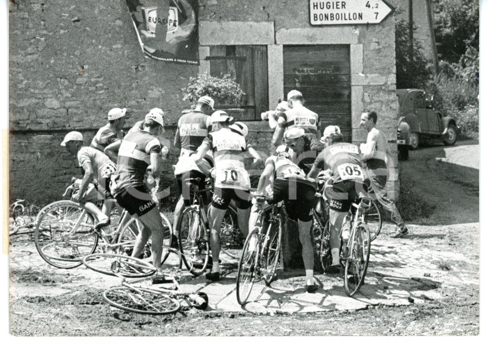 1961 TOUR DE FRANCE - VENERE / CUGNEY I ciclisti si rinfrescano a una fontana