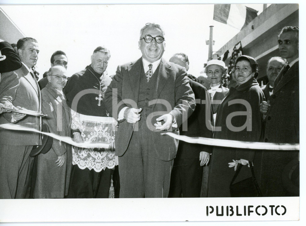 1955 NAPOLI Inaugurazione REMINGTON RAND - Silvio GAVA al taglio del nastro Fotografia d'epoca con didascalia coeva.  CONDIZIONI: G FORMATO: 18x13 cm     originale e autentica 1