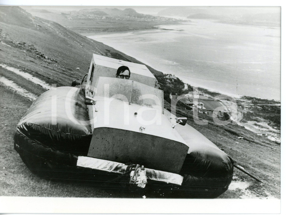 1967 LLANDUDNO (UK) - HOVERCRAFT WHATSIT 1 sulla collina "Great Orme" *Foto Fotografia d'epoca con didascalia coeva.  CONDIZIONI: G (ma lievi graffi superficiali) FORMATO: 18x13 cm     originale e autentica 1