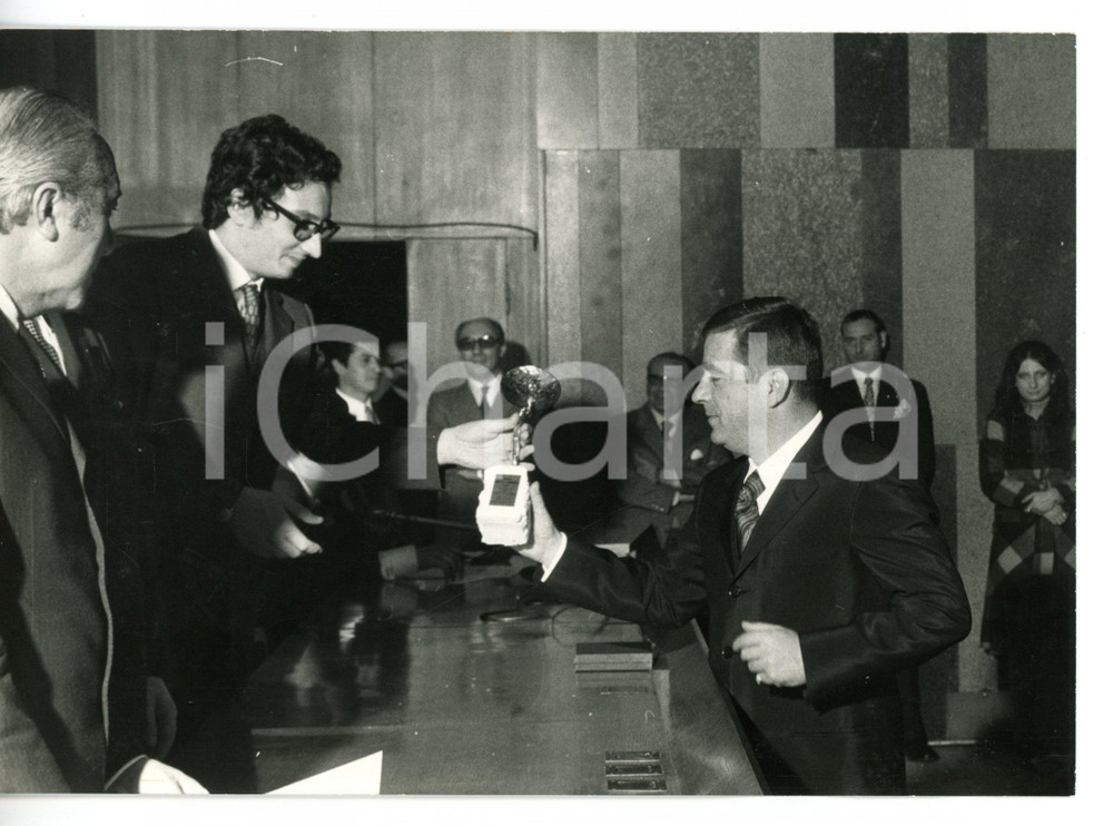 1971 MILANO Dirigente impresa di pulizie SPLENDOR SERVICE riceve PREMIO QUALITÃ€ Fotografia d'epoca con didascalia coeva.  CONDIZIONI: FAIR (piccole piegature e difetti di stampa) FORMATO: 18x13 cm      originale e autentica 1